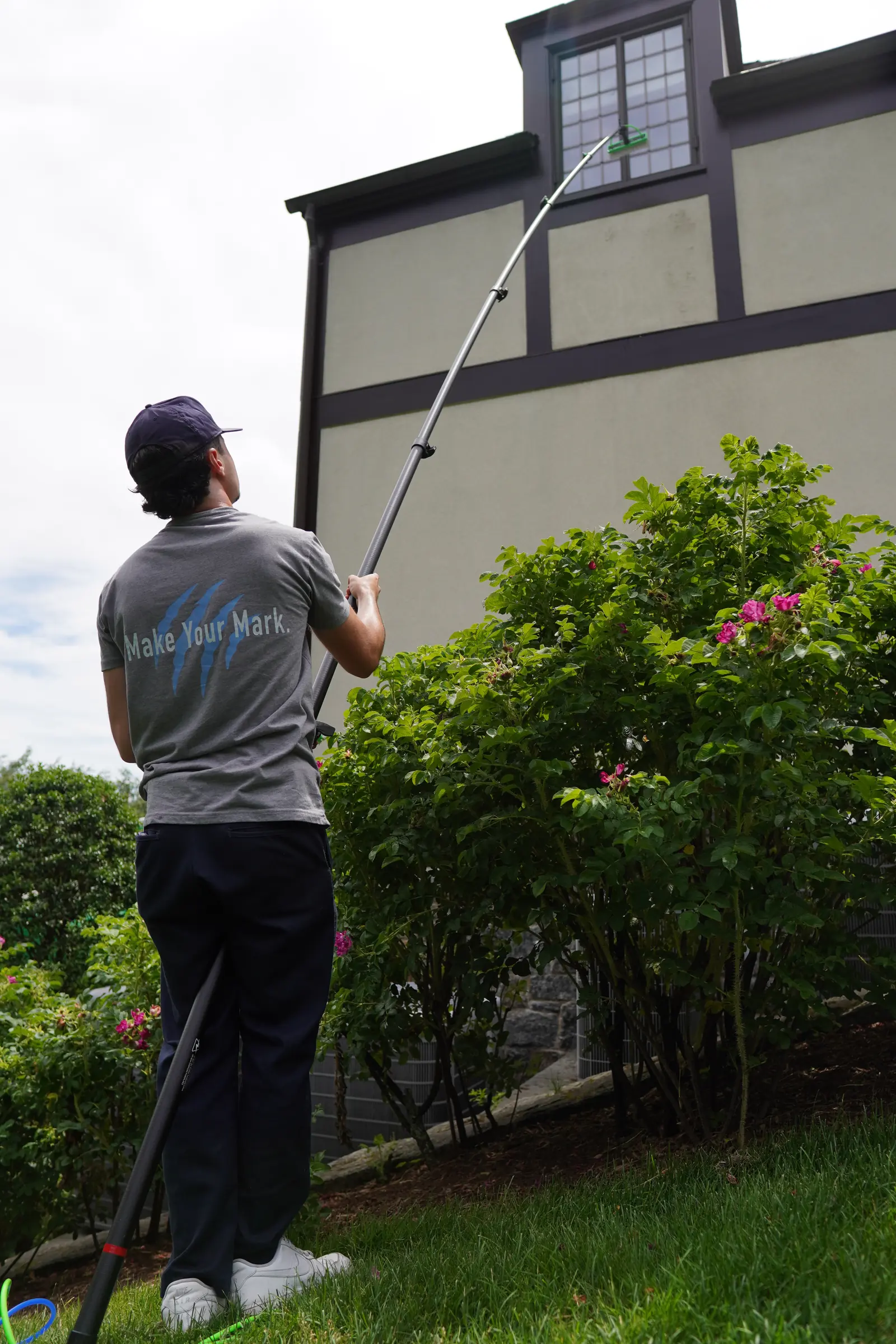 Pure water pole reaching a high roof-mounted panel run